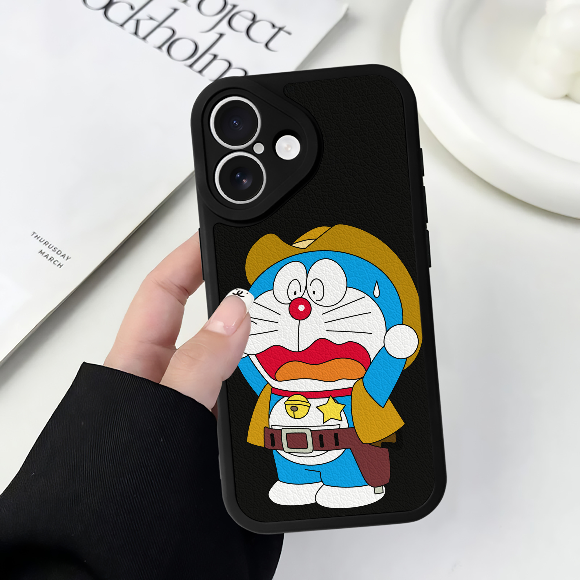 （画像用） ドラえもん Doraemon 【iPhone 16シリーズ対応】シリコンスマホケース（レザー調） 材質：シリコン